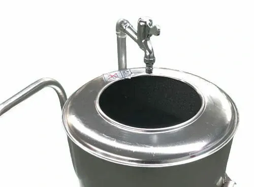 Máquina para lavar y pelar patatas 13 It is equipped with water tap for cleaning potatoes easily